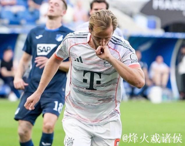 凯恩德甲第10次戴帽,赛后珍藏比赛用球 凯恩德甲第10次戴帽,赛后珍藏比赛用球