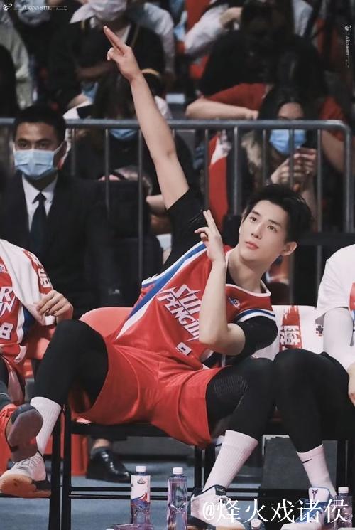 王安宇太厉害了，滑着滑着就滑成专业选手了哈哈哈